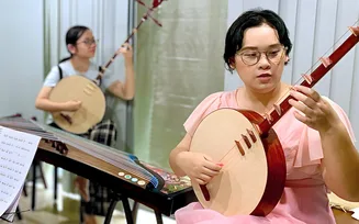 Học viên thực hành đàn nguyệt trong lớp