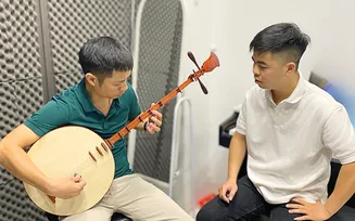Giáo viên hướng dẫn học viên phối hợp hai tay