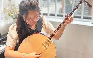 Tập gảy đàn nguyệt trong buổi học