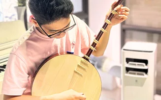 Học viên tập trung luyện ngón đàn