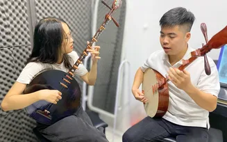 Giảng viên hướng dẫn kỹ thuật đàn nguyệt