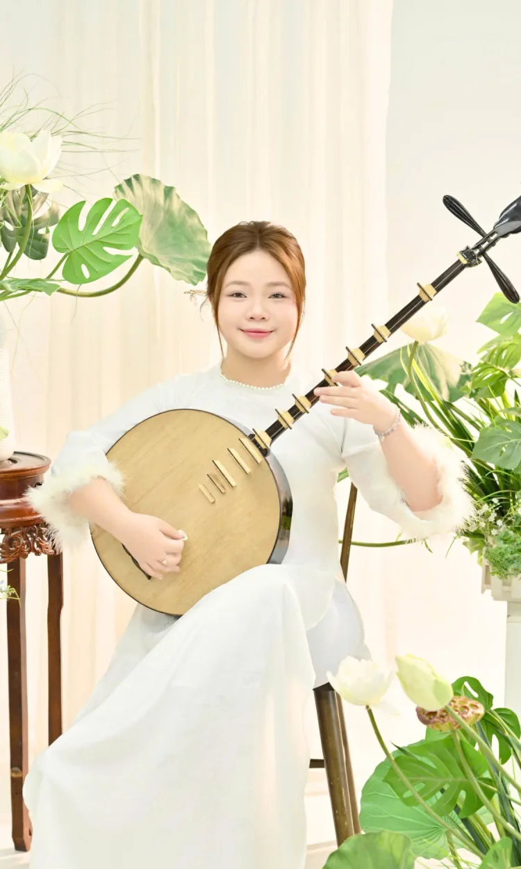 Giảng viên Nguyễn Phương Thanh với đàn nguyệt