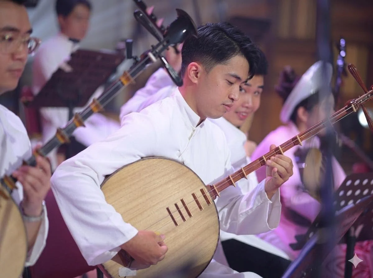 Giảng viên Đoàn Vũ Tuân biểu diễn đàn nguyệt