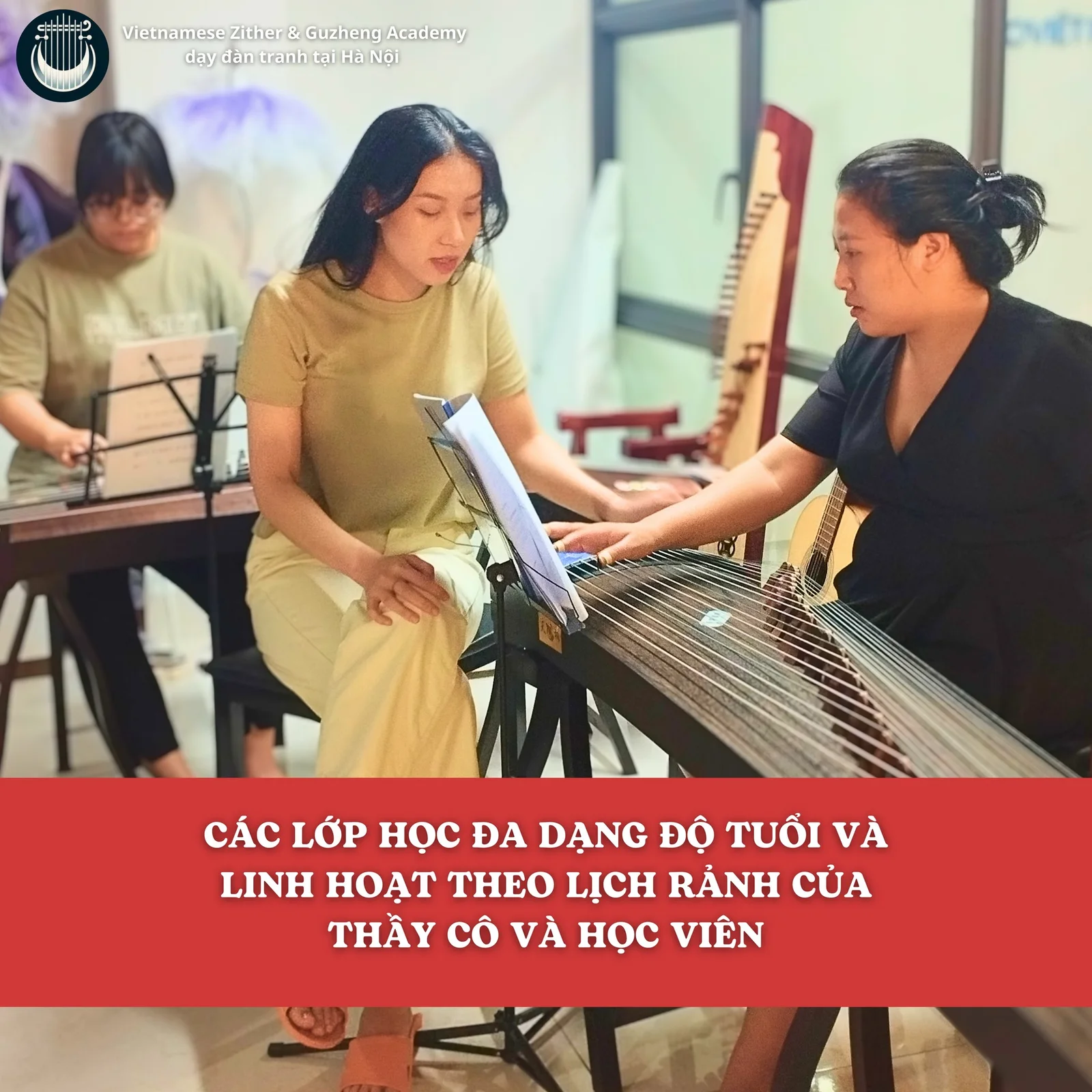 Buổi học cổ tranh: người mặc áo đen hướng dẫn học viên áo vàng bên giá nhạc; dải chữ đỏ ghi “Các lớp học đa dạng độ tuổi và linh hoạt theo lịch rảnh của thầy cô và học viên”