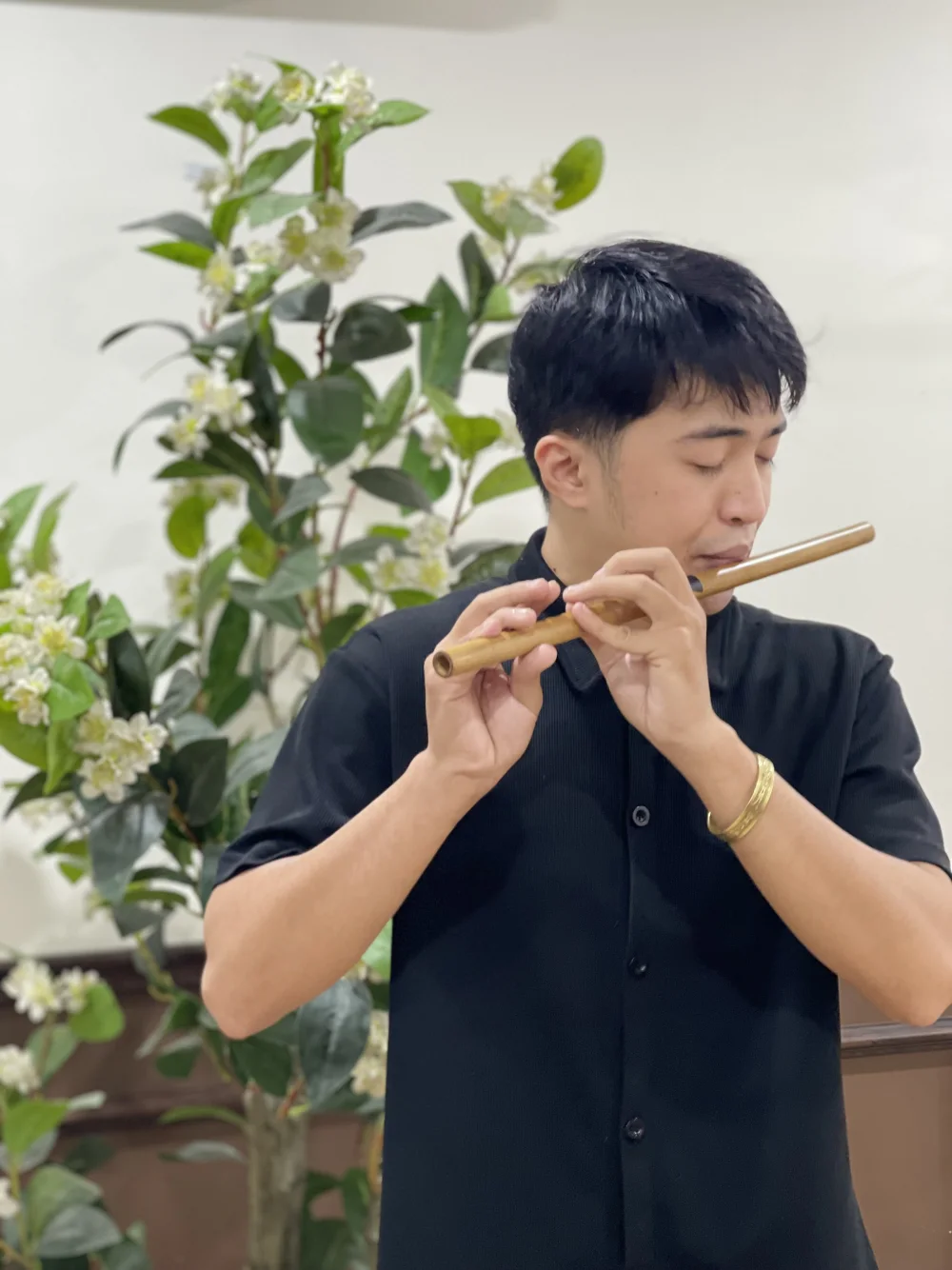 Khoảnh khắc chơi sáo trúc trong bộ ảnh của trung tâm