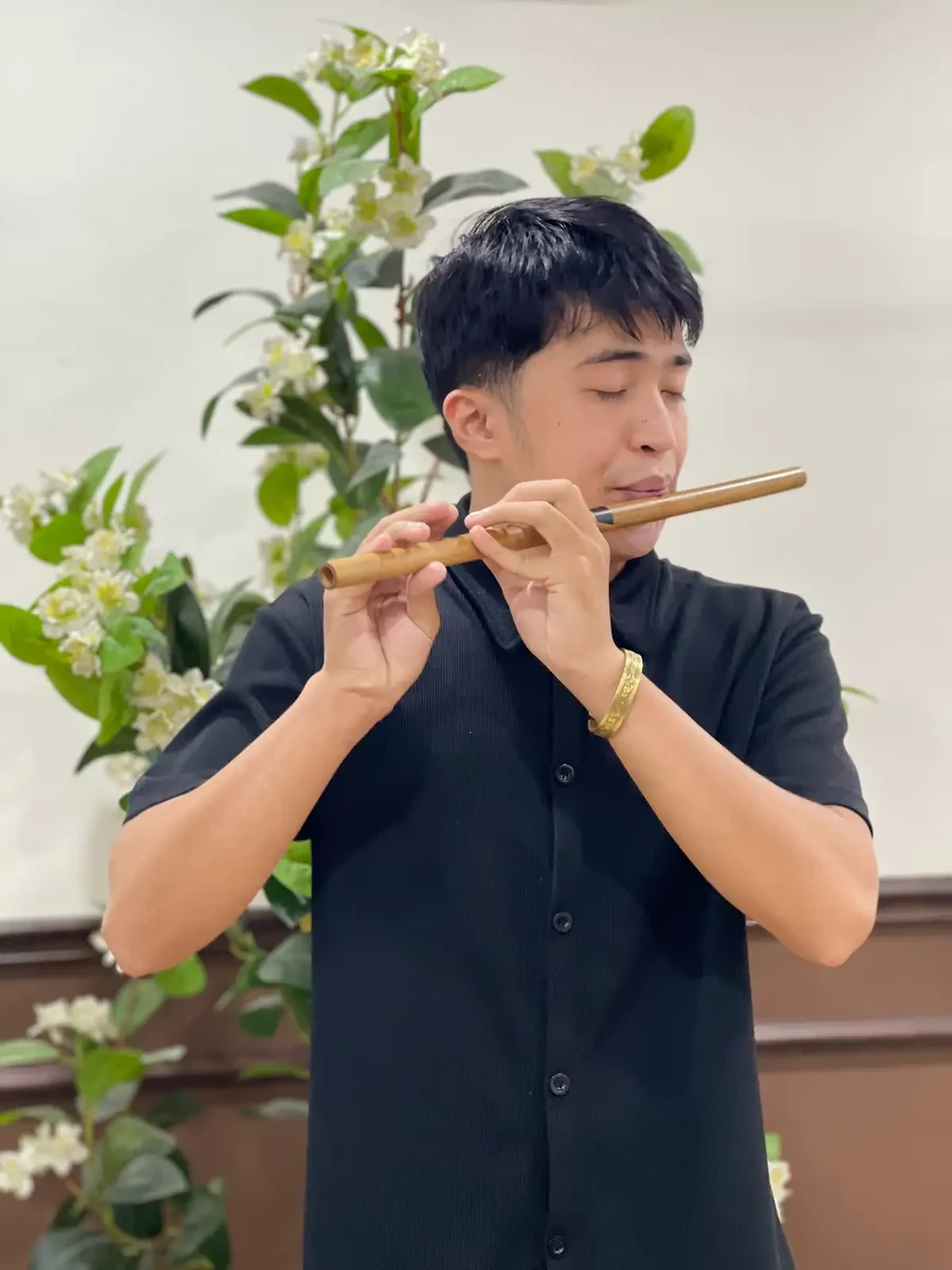 Thực hành sáo trúc với góc nhìn rõ hai tay và vị trí đặt môi