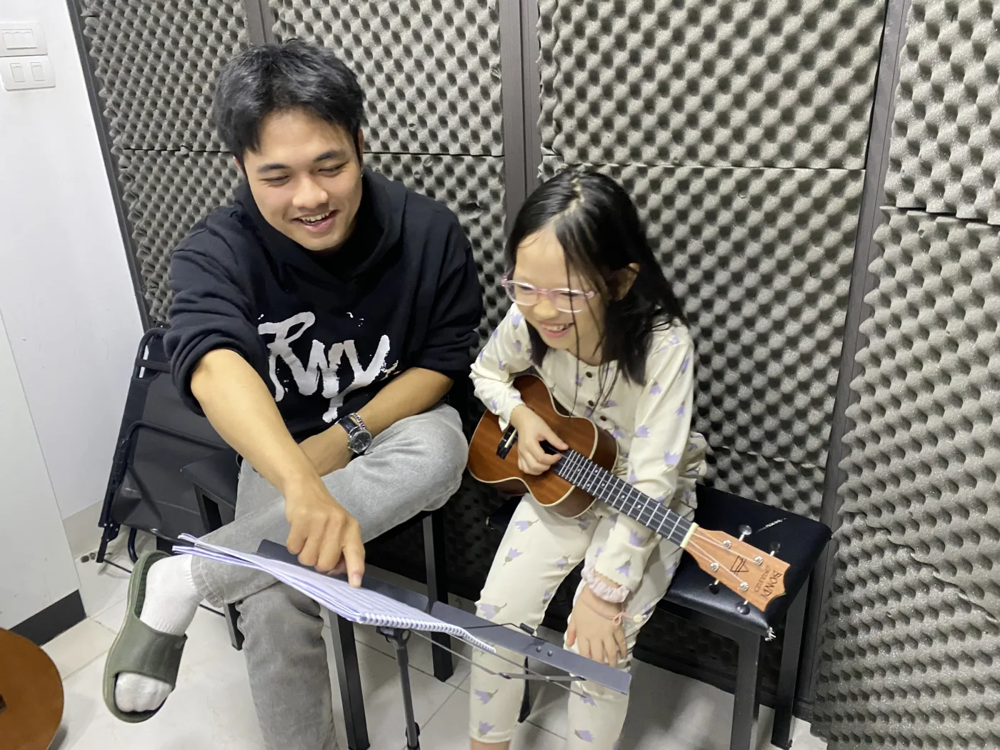 Bạn nhỏ cười tươi khi học ukulele cùng giáo viên tại Ukulele Academy