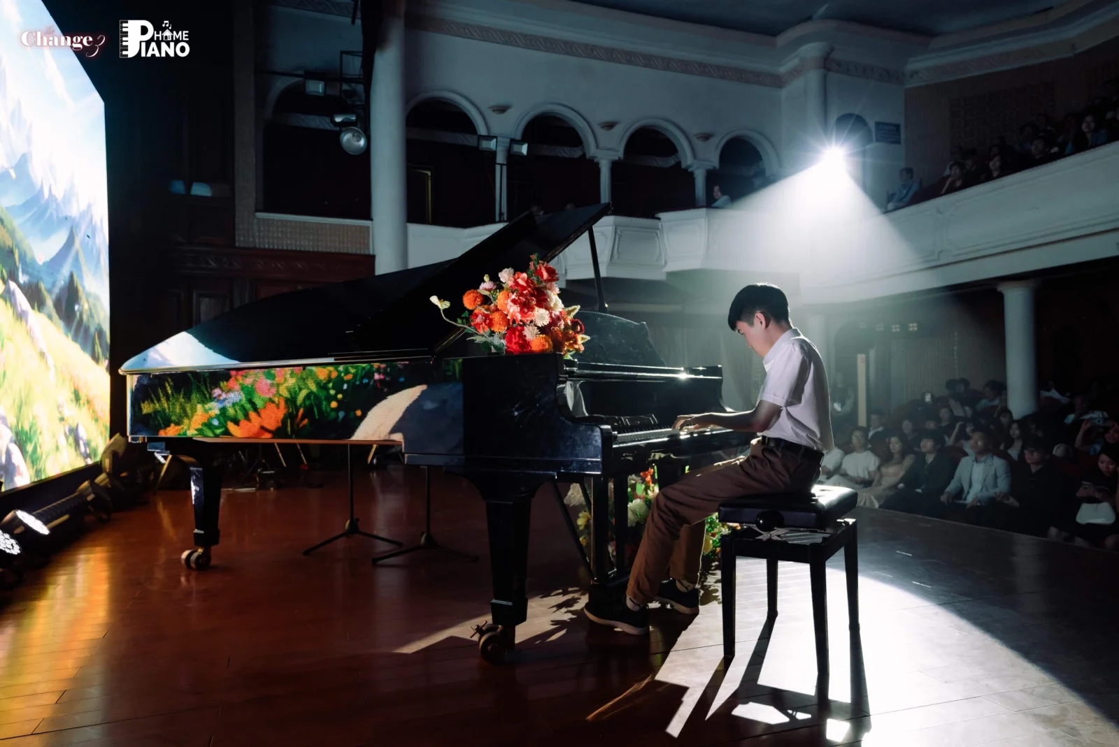 Người biểu diễn chơi Piano trên sân khấu của Piano Home