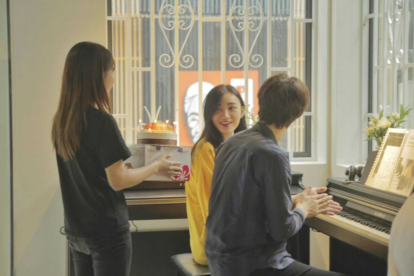 Mọi người trao đổi bên đàn Piano trong phòng học