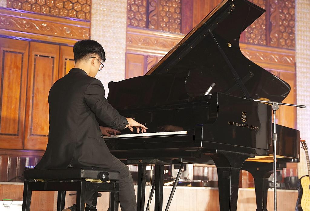 5 BÍ QUYẾT TỰ TIN BIỂU DIỄN PIANO TRÊN SÂN KHẤU