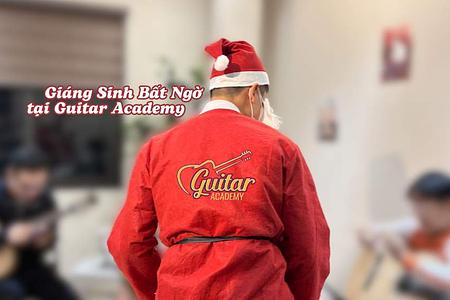 Giáng Sinh Bất Ngờ tại Guitar Academy: Ông Già Noel Đến Sớm Trao Quà Cho Các Học Viên Chăm Chỉ