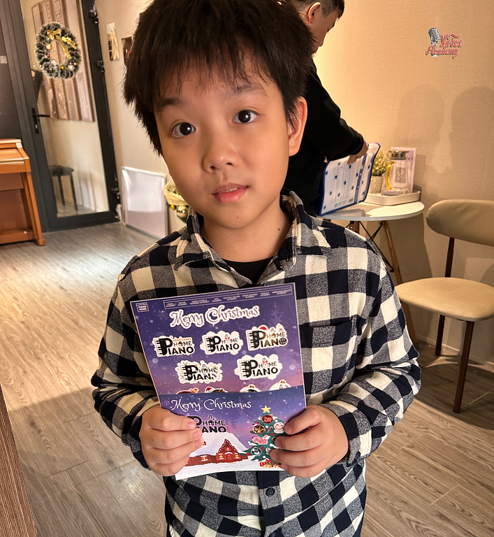 Không Khí Giáng Sinh Ấm Cúng Tại Voice Academy 2025