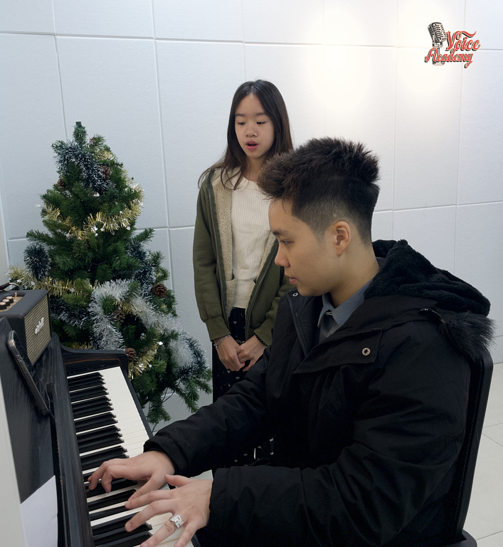 Không Khí Giáng Sinh Ấm Cúng Tại Voice Academy 2025